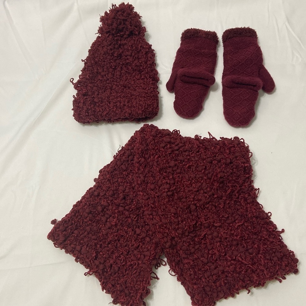 SONOMA MAROON POPCORN INFINITY SCARF AND HAT. AND MITTEN GLOVES.
